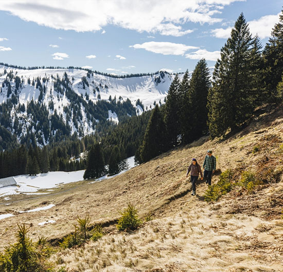 Wanderer in winterlicher Berglandschaft bei Sonnenschein