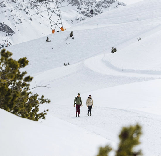 Zwei Menschen wandern im Winter am Fellhorn Höhenweg