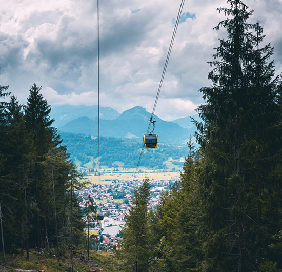 Bergbahn fährt über dem Allgäu mit Blick ins Tal