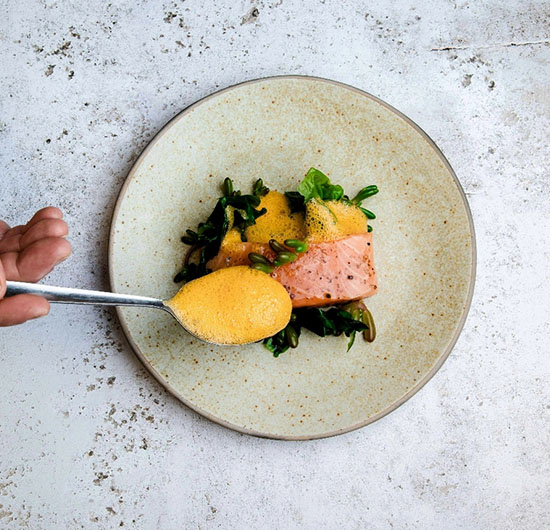 Fein angerichteter Lachs mit Gemüse auf einem Teller