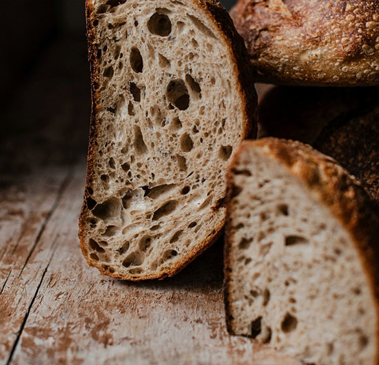 Frisch gebackenes handgemachtes Brot auf einem Holztisch