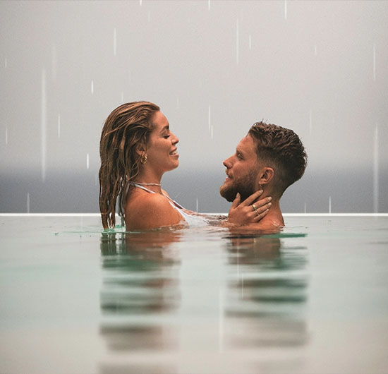 Paar entspannt gemeinsam im Wasser eines Pools