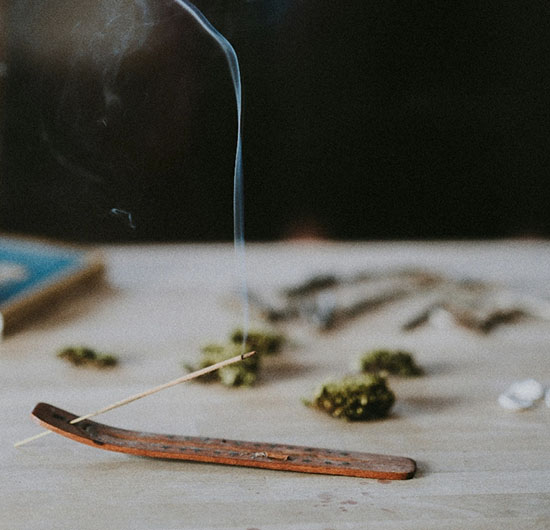 Räucherstäbchen mit aufsteigendem Rauch