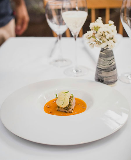 Elegant angerichtetes Gourmetgericht auf einem weißen Teller