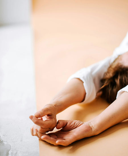 Detailaufnahme einer entspannten Hand bei einer Achtsamkeitsübung