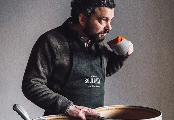 Gewürzhersteller arbeitet mit aromatischen Gewürzen