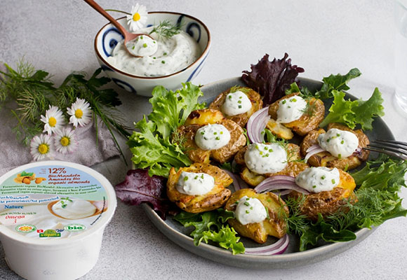 Teller mit vegetarischem Gericht und frischen Zutaten