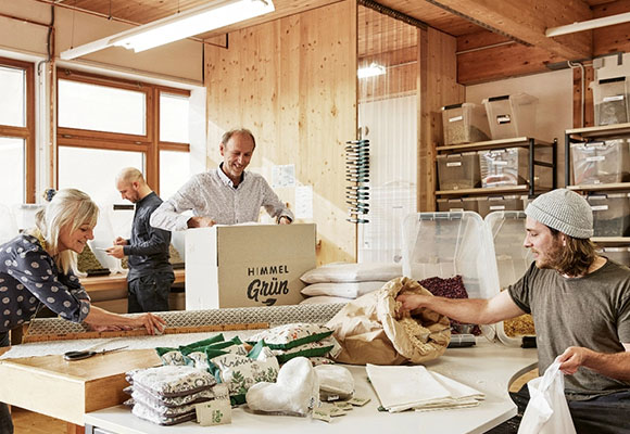 Mitarbeiter packen nachhaltige Produkte und Lebensmittel in einer Manufaktur