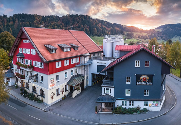 Brauerei Schaeffler Bräu mit Gebäuden und Braukesseln in ländlicher Umgebung
