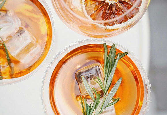 Getränke mit Eis und Kräutern dekoriert aus der Vogelperspektive