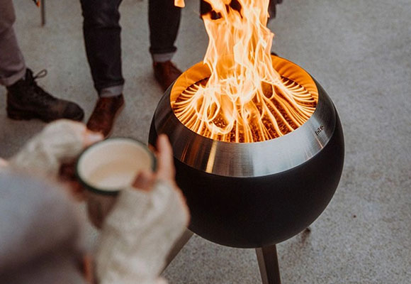 Design-Feuerstelle mit offener Flamme im Außenbereich