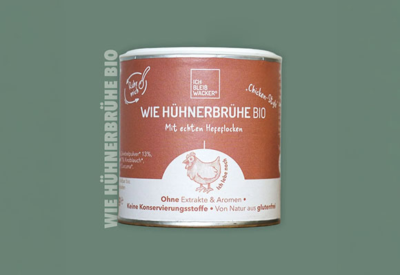 Dose mit Bio-Hühnerbrühe der Marke Wacker vor grünem Hintergrund