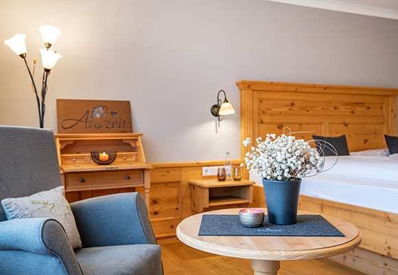 Familienzimmer mit großem Bett und gemütlicher Einrichtung