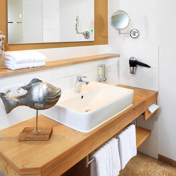 Badezimmer mit Waschbecken, Spiegel und Dekoration