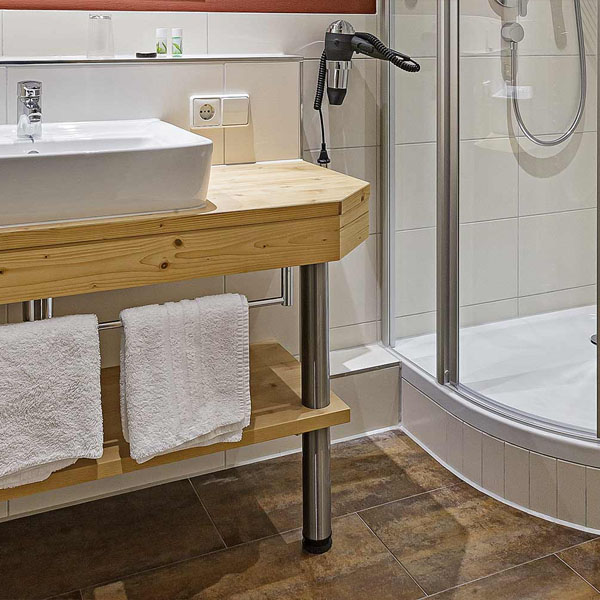 Badezimmer mit Waschbecken und Dusche