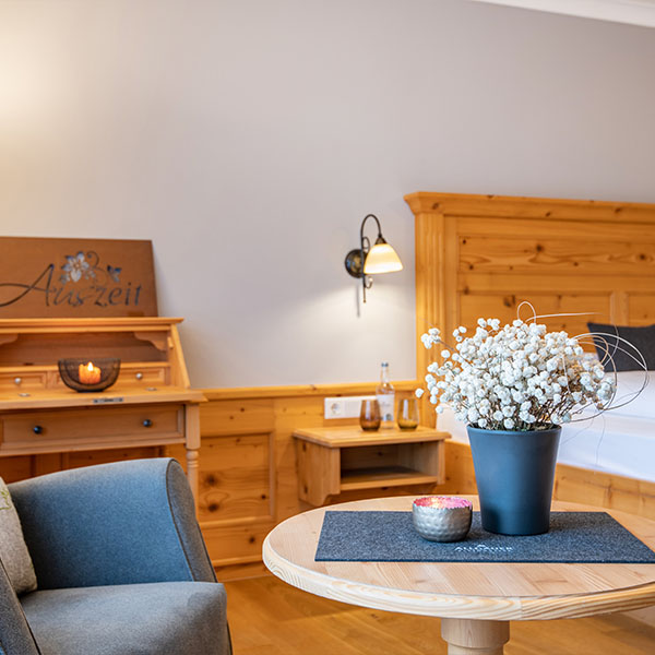 Familienzimmer mit großem Bett und Sitzbereich