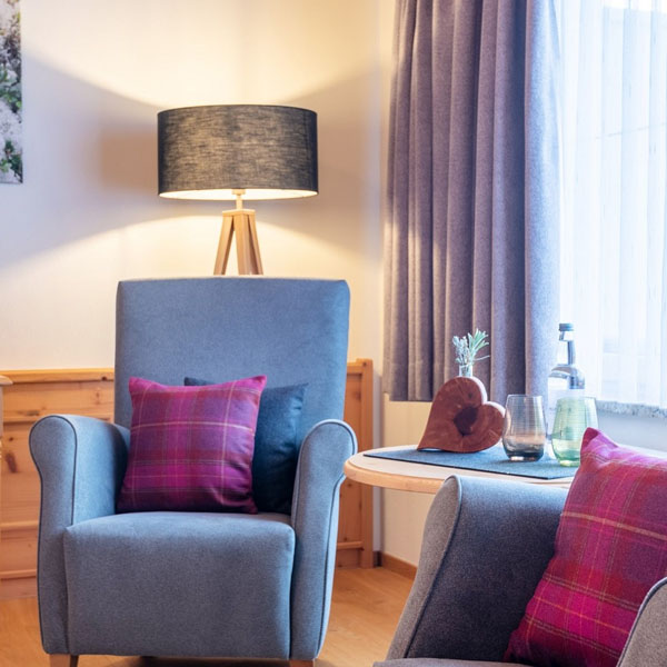Sitzecke mit Sessel, Tisch und Stehlampe