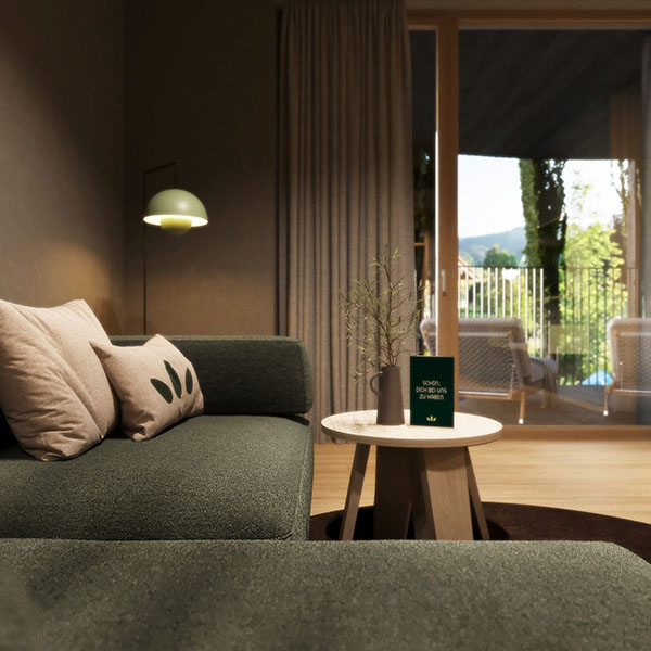 Wohnbereich mit Sofa, Tisch und Balkonblick