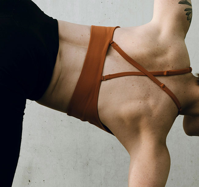 Rückenansicht einer Person in einer Yoga-Pose