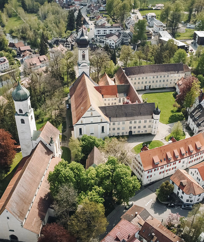 Luftaufnahme der Altstadt von Isny mit Kirchen und historischen Gebäuden