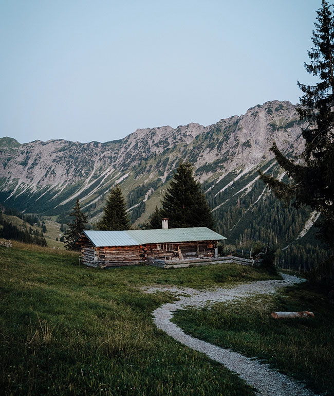 Berghütte in den Allgäuer Alpen mit Wanderweg und Bergkulisse