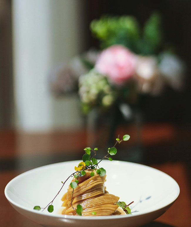 Gesundes Mittagsgericht mit feinen Nudeln und Kräutern auf einem Teller