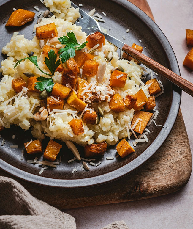 Reisgericht mit Kürbiswürfeln, Kernen und Parmesan