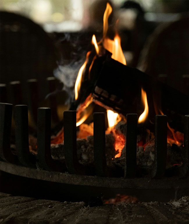 Brennendes Feuer in einer gemütlichen Feuerstelle