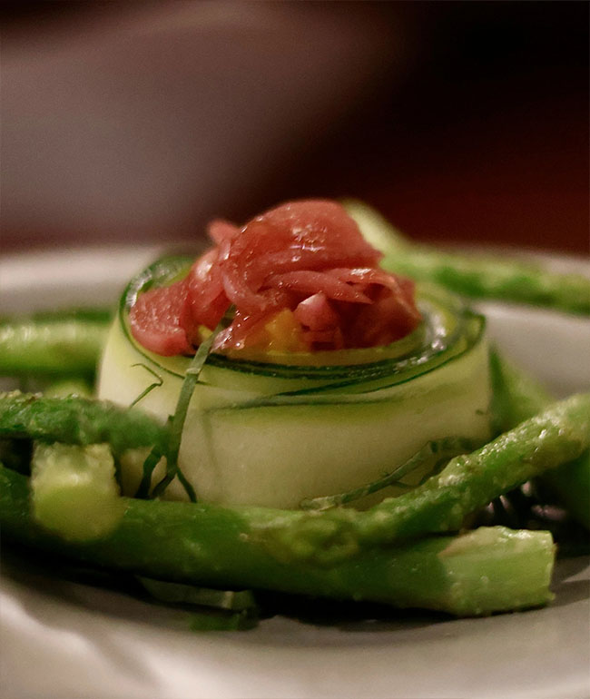 Fein angerichtete Vorspeise mit Gurke und Gemüse