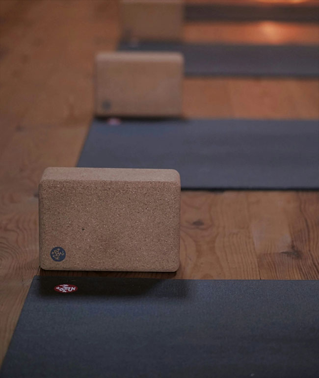 Yoga-Blöcke aus Kork auf Yogamatten in einem Studio