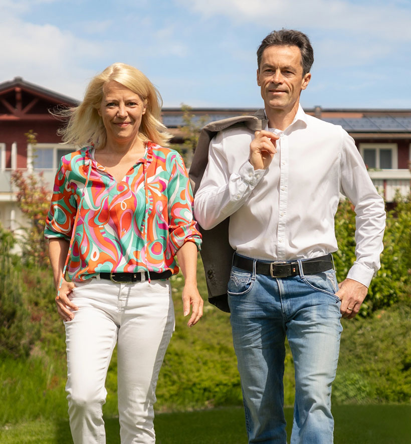 Gastgeberpaar steht vor dem Hotel Fanny im Allgäu