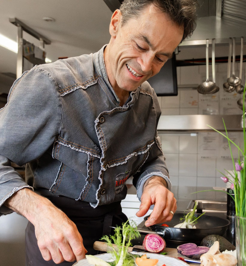 Koch bereitet frische Zutaten in der Küche zu