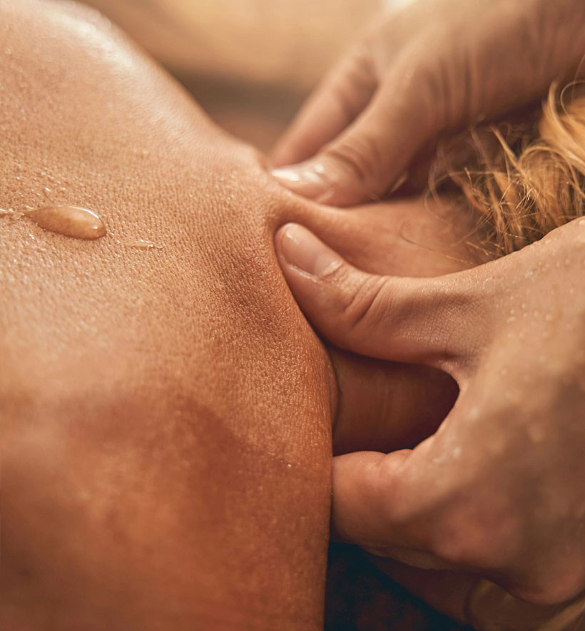 Detailaufnahme einer entspannenden Rückenmassage im Spa