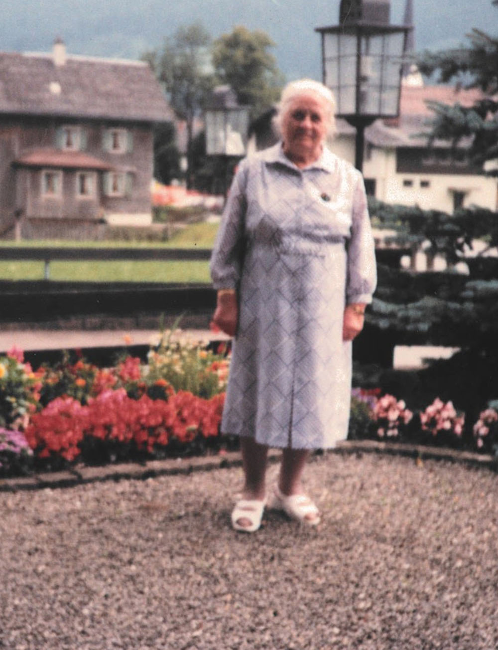 Historisches Foto einer Frau im Garten des Hotels