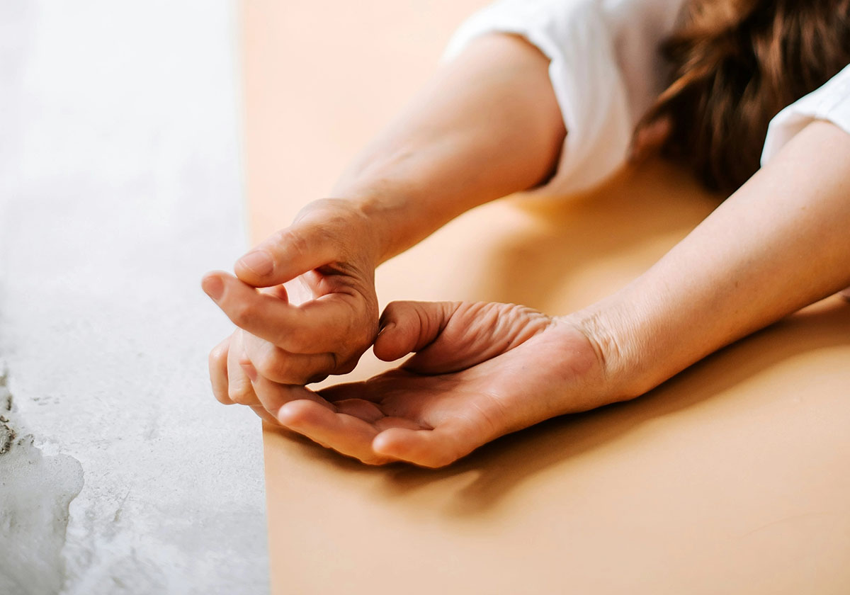 Frau bei einer Yoga-Bewegungsübung für Körper und Balance