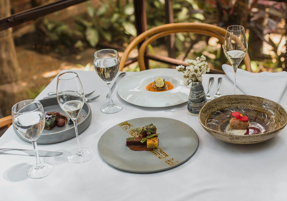 Mehrgängiges Gourmetmenü auf gedecktem Tisch im Restaurant