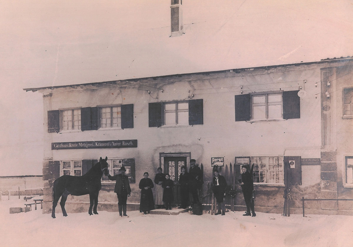 Historisches Foto des Gasthauses mit Menschen und Pferd vor dem Gebäude
