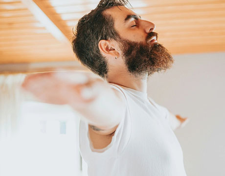 Mann bei Yoga und Meditation zur Entspannung