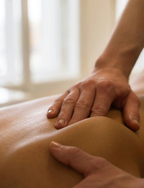 Detailaufnahme einer entspannenden Rückenmassage im Spa