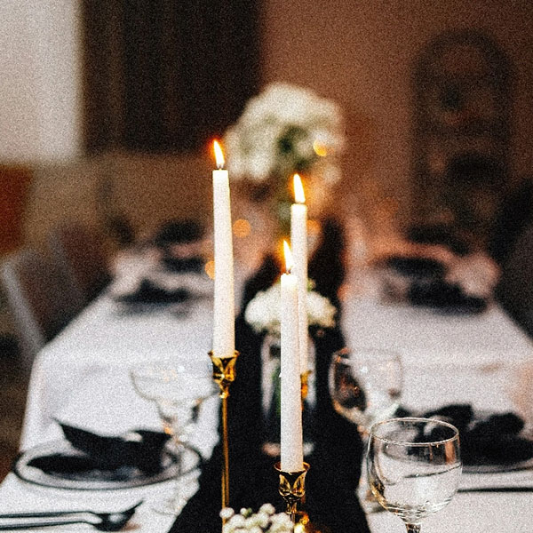 Festlich gedeckter Tisch mit Kerzenlicht im Restaurant Fanny