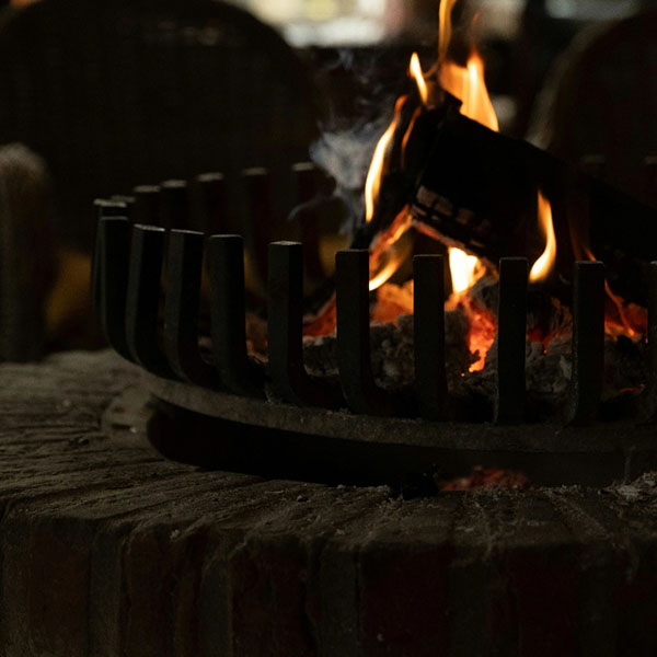 Feuerschale mit Feuer in stimmungsvoller Abendatmosphäre