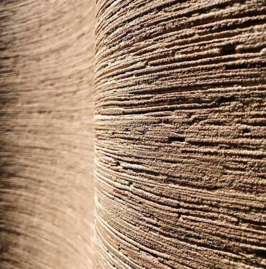 Strukturierte Naturwand im modernen Spa-Bereich